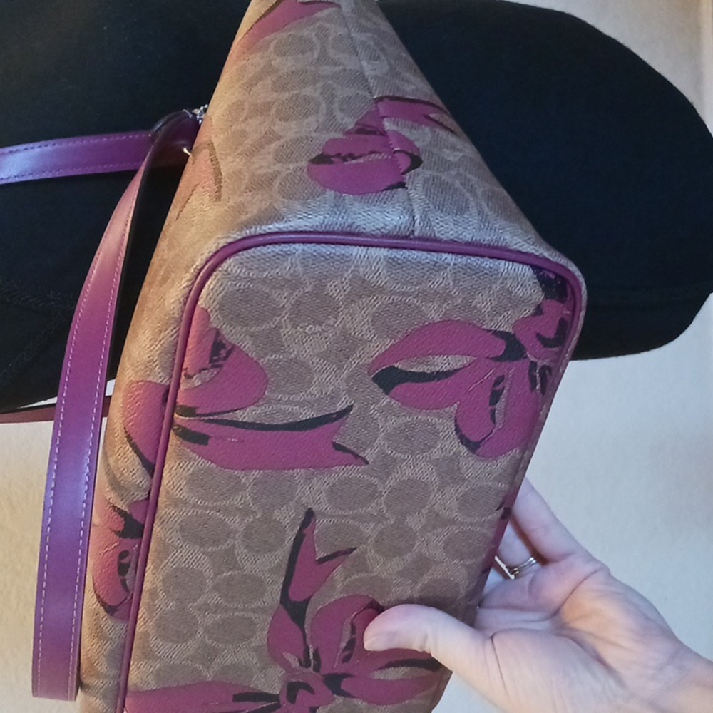 Coach Gallery Tote - Singature Print With Pink Bows - Picture 4 of 14